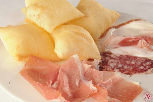 gnocco fritto con affettato misto