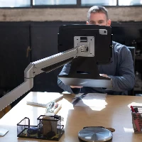 Compulocks iPad 10.9 10th Gen Space Enclosure Articulating Arm Mount - Kit montaggio (involucro, supporto a braccio snodabile) - per tablet - bloccabile - alluminio ad alta purezza - nero, argento - dimensione schermo 10.9 - installabile a parete, part