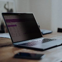 StarTech.com 15-inch MacBook Air 2023 Laptop Privacy Screen, Removable and Reversible Anti-Glare Privacy Filter, Magnetic Laptop Screen Protector w/ 51% Blue Light Reduction, 38.1 cm (15