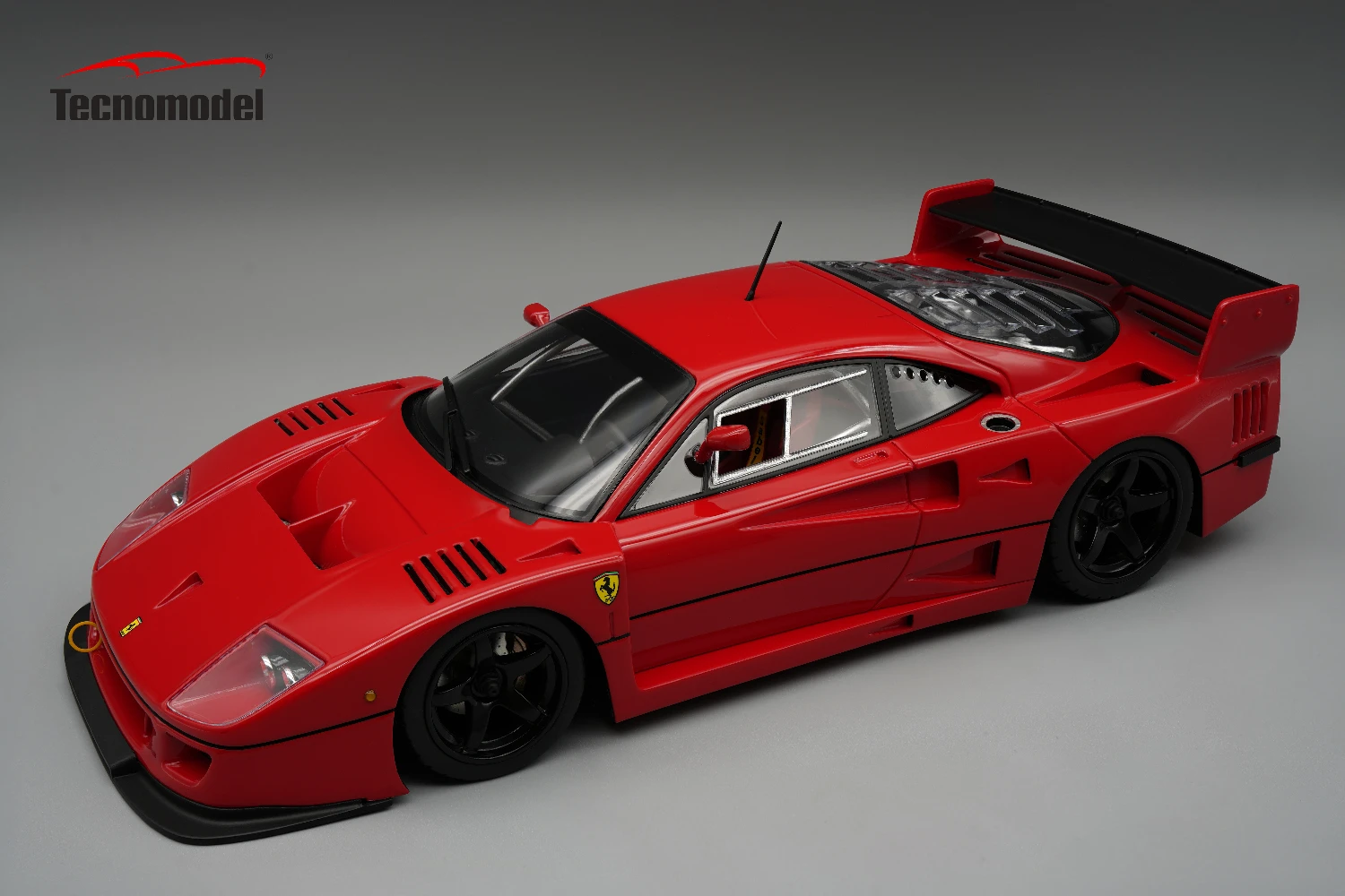 Ferrari F40 LM 1996 Press Red with Black wheels THIS MODEL CAMES WITH THE SHOWCASE INCLUDED