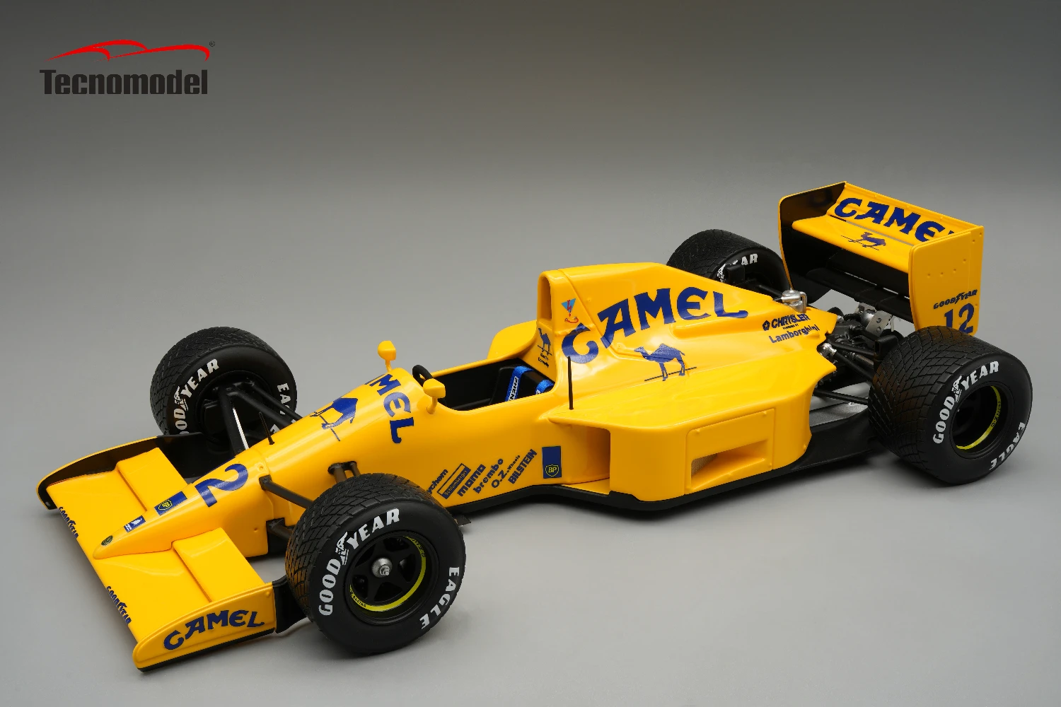 Lotus 102 1990 Lamborghini Engine USA GP Qualifyng Driver: Derek Warwick Raining Tyres. THIS MODEL CAMES WITH THE SHOWCASE INCLUDED